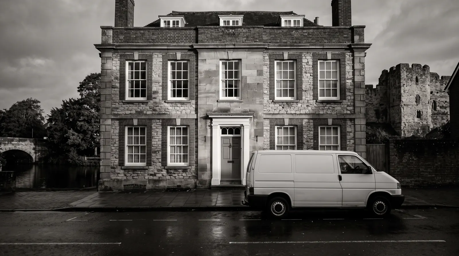 Electrician arriving at a home in Tonbridge